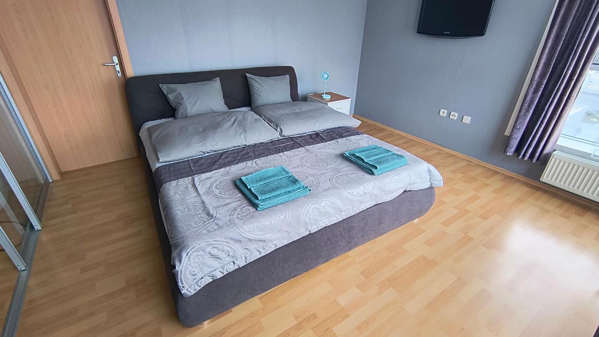 Pretty View Apartment, Private Parking, 8min To Center By Car Apartmán